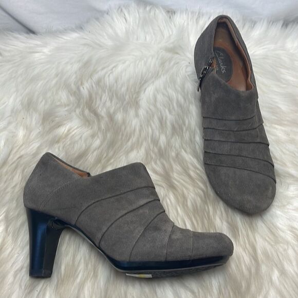 Clark's Artisan Society Gown II Pleated Brown Suede Zip Heels Sz 7.5 - Picture 1 of 6